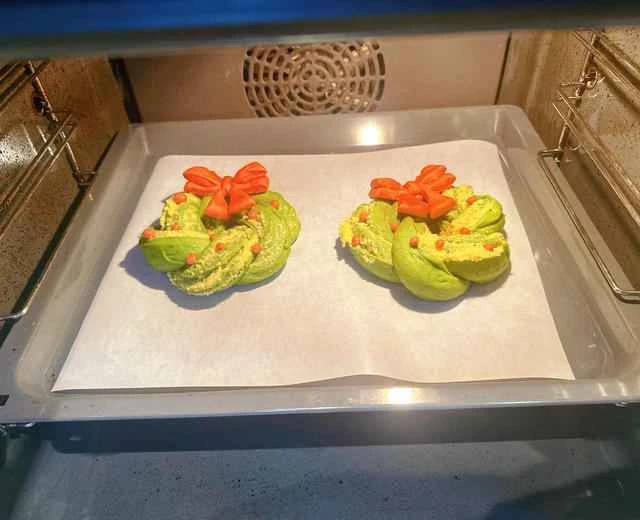 Christmas Wreath Bread [Matcha Coconut Milk Shortbread] Recipe