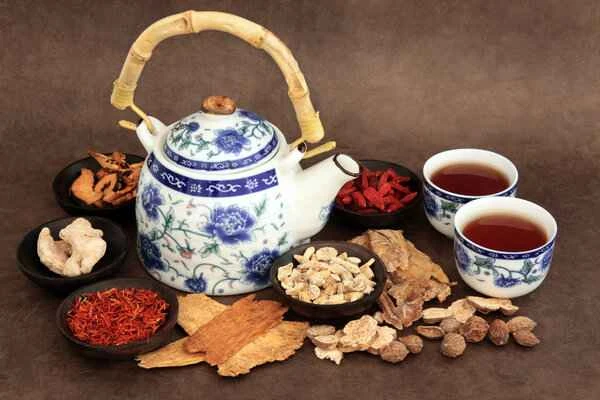 Can people with urticaria drink herbal tea to dispel dampness?