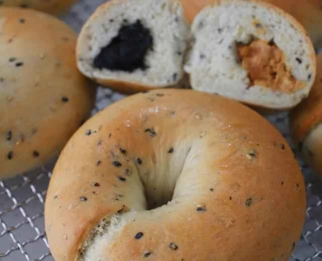 Black Sesame and Peanut Bagel | A recipe for two flavors in one bread