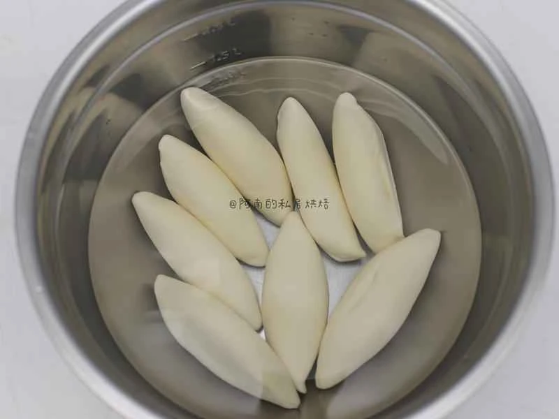 How to make pure milk hand-torn toast: Step 1