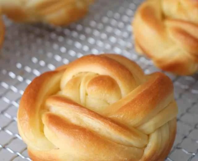 As beautiful as a flower | This buttery pull-apart bread is so fragrant it's intoxicating!