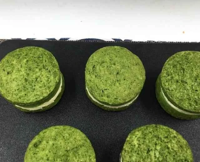 Matcha and cheese scones, a delightful blend of softness and richness, a sweet treat you simply can't resist. (Recipe)