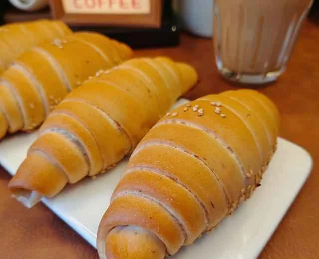 Breadheads Gather! | Recipe for Crispy and Delicious Blueberry and Sea Salt Bread Rolls