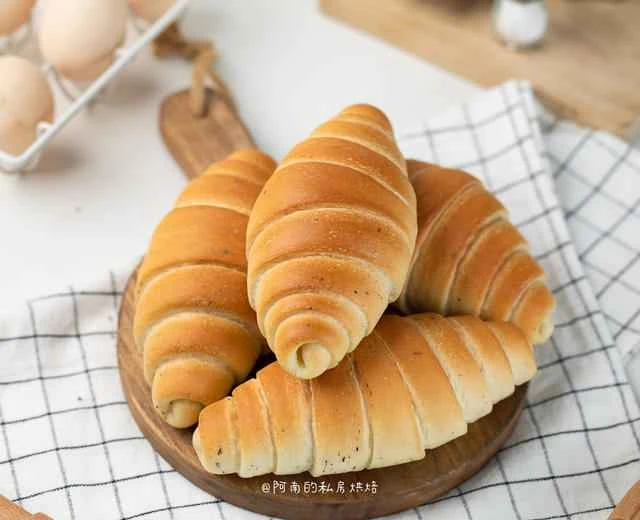 Black truffle and sea salt roll bread, savory and delicious!