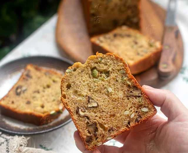 Low in sugar and oil, yet still incredibly delicious! This banana and nut pound cake is so fragrant!