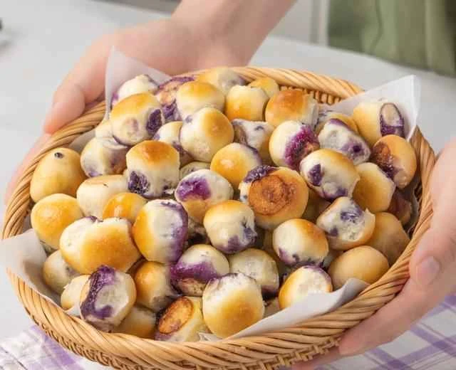 Soft and fluffy blueberry bubble bread