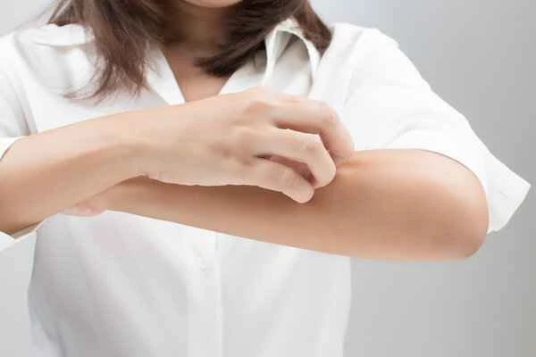 What causes itching from needle pricks on the body?